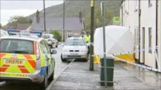 Cafodd yr heddlu eu galw ychydig wedi 10:45pm