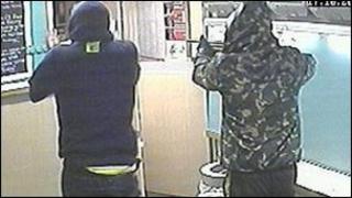 Dylai unrhyw un sydd ag unrhyw wybodaeth gysylltu â Heddlu Gwent
