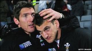 James Hook a Sam Warburton