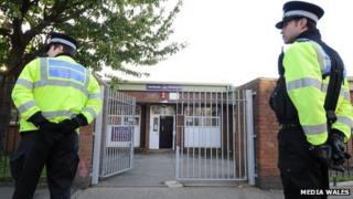 Swyddogion Heddlu Cymunedol y tu allan i Ysgol Glan Morfa yng Nghaerdydd. Llun: Media Wales
