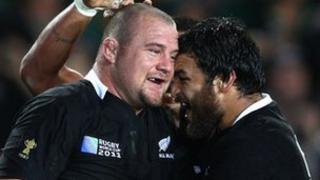 Piri Weepu yn llongyfarch Tony Woodock ar ôl cais Seland Newydd
