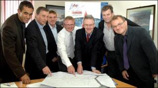 (chwith i’r dde) Gareth Wright a Huw Williams o Wasanaeth Ymgynghoriaeth Cyngor Gwynedd; Llŷr Jones o Adran Economi a Chymuned y Cyngor; Stephen Tudor o Glwb Hwylio Pwllheli; y Cynghorydd Dyfed Edwards, Arweinydd Cyngor Gwynedd; Huw Owen o Benseiri Dobson:Owen a Dominic Williams o Benseiri Ellis-Williams