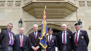 (Chwith- dde:) Cyng. Bryn Hughes, Ysgri Lleng Brydeinig Frenhinol a Dirprwy Faer Bangor; Mr Wyn Thomas, Dirprwy Is-Ganghellor, George Evans, Ivor Evans, Cadeirydd a Banerwr y Gangen; John D Williams a Bill Speddy, o Gangen Bangor Lleng Brydeinig Frenhinol