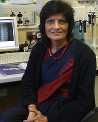 Meena Upadhyaya, darlithydd mewn geneteg ym Mhrifysgol Caerdydd