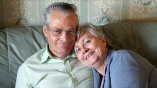 Llun teulu o Tony a Pam Adams