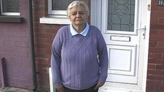 Enid Jones tu allan i'w chartref