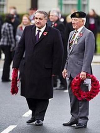 Nigel Dyer (de) yn ystod gorymdaith Diwrnod y Cofio y llynedd