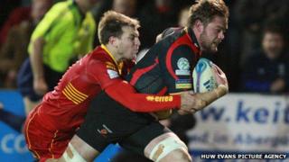 Lewis Evans yn sgorio cais agoriadol y Dreigiau
