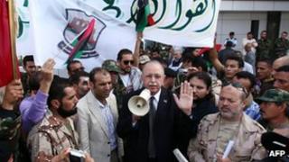 Interim PM Abdurrahman al-Keib (centre) and NTC fighters in Tripoli. Photo: 18 November 2011