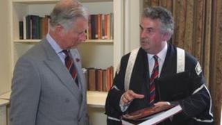Yr Athro Medwin Hughes yn cyflwyno llyfr i Dywysog Cymru