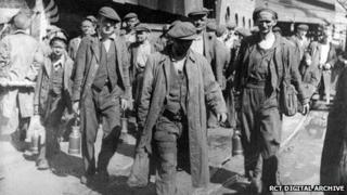 Glowyr yng nglofa Lewis Merthyr, 1947 (Llun: Archif Ddigidol Cyngor Rhondda Cynon Taf)