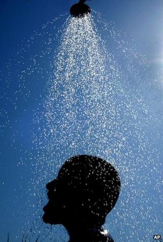 Мужчина принимает душ (фото: AP)