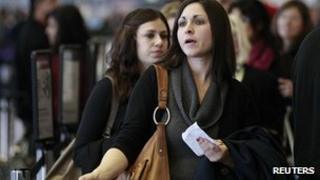 Passengers wait in lin at Chicago's O'Hare airport, 23 November 2011