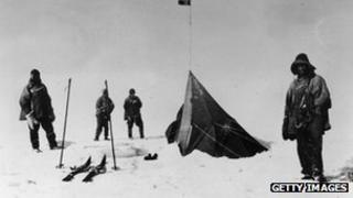 Aelodau o grŵp Captên Scott yn canfod pabell Roald Amundsen ym 1912