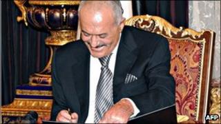 Yemeni President Ali Abdullah Saleh signing a Gulf Cooperation Council-sponsored transition deal to exit power