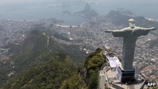 Статуя Христа-Искупителя стоит над Рио-де-Жанейро