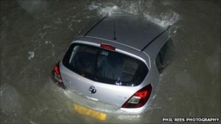 Vauxhall Corsa yn y môr