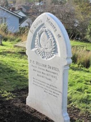 Carreg fedd y Cwnstabl Davies