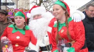 Siôn Corn a'i gyd-weithwyr yn y digwyddiad y llynedd