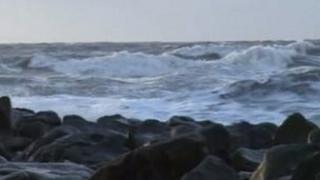 Amddiffynfeydd arfordirol yn Y Borth