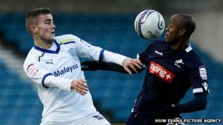 Joe Ralls o Gaerdydd yn brwydro gyda Liam Trotter o Millwall