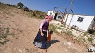 A woman and her child walk through the illegal settlement outpost of Ramat Gilad (2009)