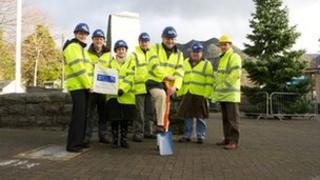 (chwith i'r dde) - Catrin Roberts (Llywodraeth Cymru), Richard Thomas (Blaenau Ymlaen), y Cynghorydd Mandy Williams-Davies (Cyngor Gwynedd), Drag Barnett (Cwmni Balfour Beatty), Dafydd Elis-Thomas AC, y Cynghorydd John Wyn Williams (Cyngor Gwynedd) a’r artist Howard Bowcott