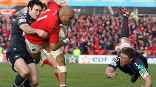 Stephen Jones yn ceisio taclo Simon Zebo