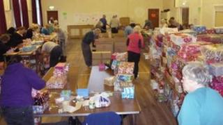 Gwirfoddolwyr yn sicrhau bod y bocsys yn llawn