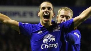 Leon Osman yn dathlu