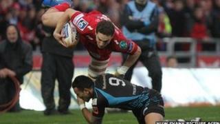 George North yn cael ei daclo gan Kahn Fotuali'i