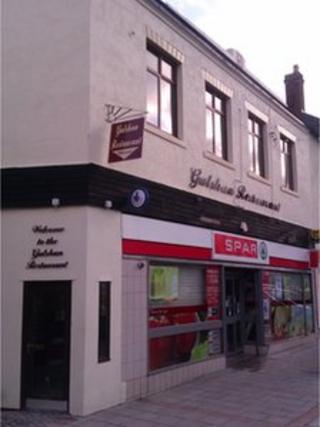 Siop Spar a Bwyty Gulshan yn Y Drenewydd
