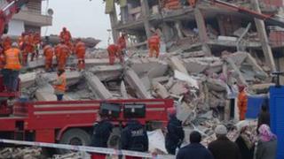 Rescue workers search for earthquake survivors in Ercis, 23 October 2011