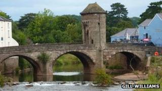 Y Bont ar afon Mynwy yn Nhrefynwy