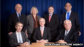 Aelodau Comisiwn ar Ddatganoli yng Nghymru