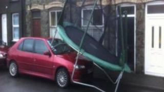 Trampolîn ar ben car yn Y Bala