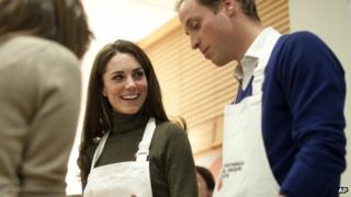 Герцог и герцогиня Кембриджские принимают участие в кулинарном занятии во время посещения благотворительной организации Centrepoint в декабре 2011 года.