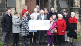 Plwyfolion tu allan i'r eglwys yn Rhosymedre