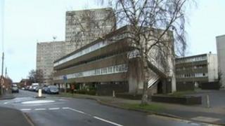 Bloc o fflatiau Bolingbroke Heights yn Y Fflint