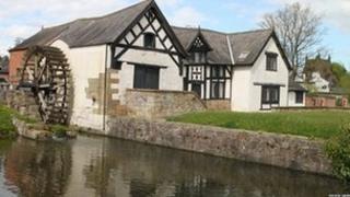 Hen Felin Yr Orsedd ger Wrecsam