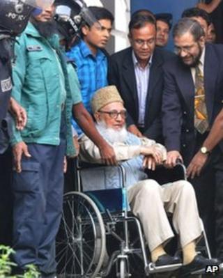 Bangladeshi police officers escort Ghulam Azam to jail in Dhaka