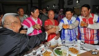 Генерал Муту Сайпо (С), представитель повстанческого Каренского национального союза (КНУ), провёл тост с бирманскими правительственными чиновниками накануне мирных переговоров в Хпа-Ан, главном городе восточной части штата Карен 11 января 2012 года