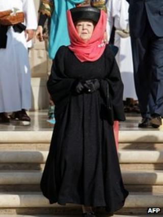 Queen Beatrix visiting the Sultan Qaboos Grand Mosque in Oman (12 Jan 2012)