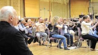 Anthony Hopkins yn gwylio’r CBSO yn ymarfer ei waith