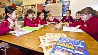 Plant ysgol yn dysgu Lladin