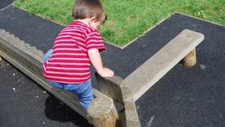 Plentyn yn chwarae mewn parc (cyffredinol)