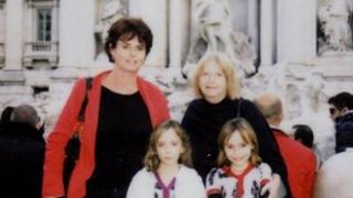 Karen a Sandra Rogers gydag Emma a Chloe