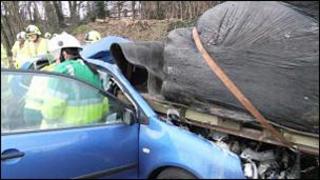 Cafodd dyn ei ryddhau o'r car cyn ei gludo i'r ysbyty