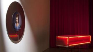 Gwaith Miriam Bäckström o Sweden "Attractions/Red Vitrine". Gwobr Artest Mundi 5 2012