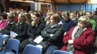 Pàrantan Bharraigh aig coinneimh phoblaich